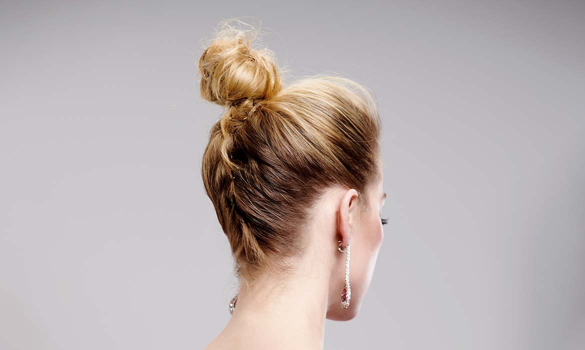 La trenza con coleta o con moño es un sobresaliente como peinado para boda. Ayúdate del Sérum Stop Frizz de L’Oréal Paris para evitar el encrespamiento y consigue un acabado superpro y muy muy cool.